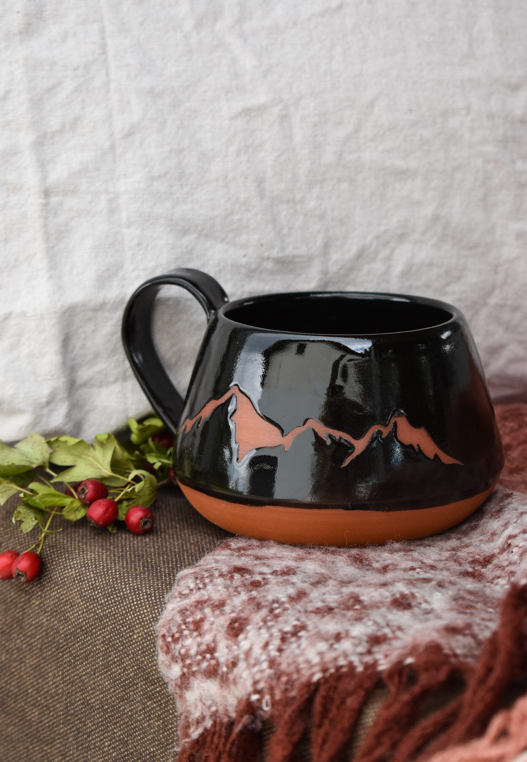 Šalčka z gorami črne barve