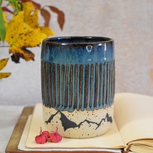 Skodelica brez ročaja s hribi - modra